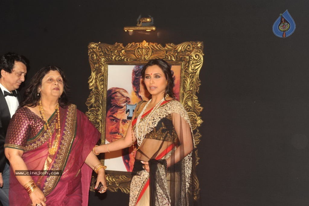 Bolly Celebs at JAB TAK HAI JAAN Premiere - 187 / 190 photos