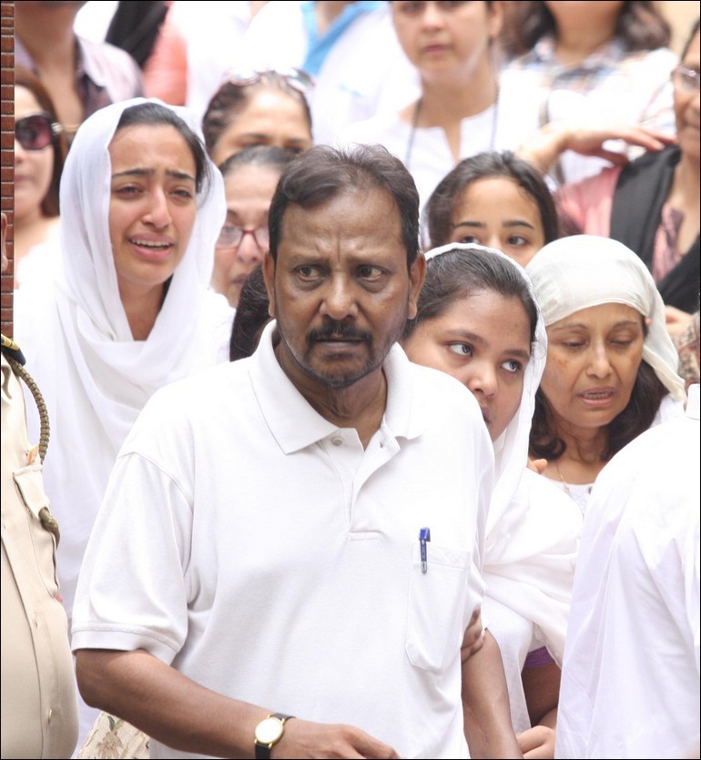 Bolly Celebs at Jiah Khan Funeral - 4 / 29 photos