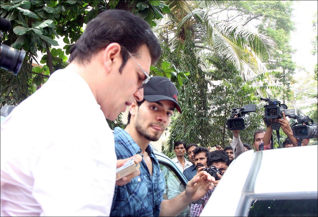 Bolly Celebs at Jiah Khan Funeral - 12 / 29 photos