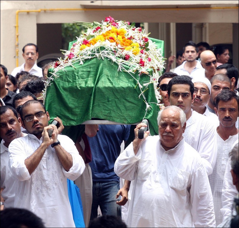 Bolly Celebs at Jiah Khan Funeral - 14 / 29 photos