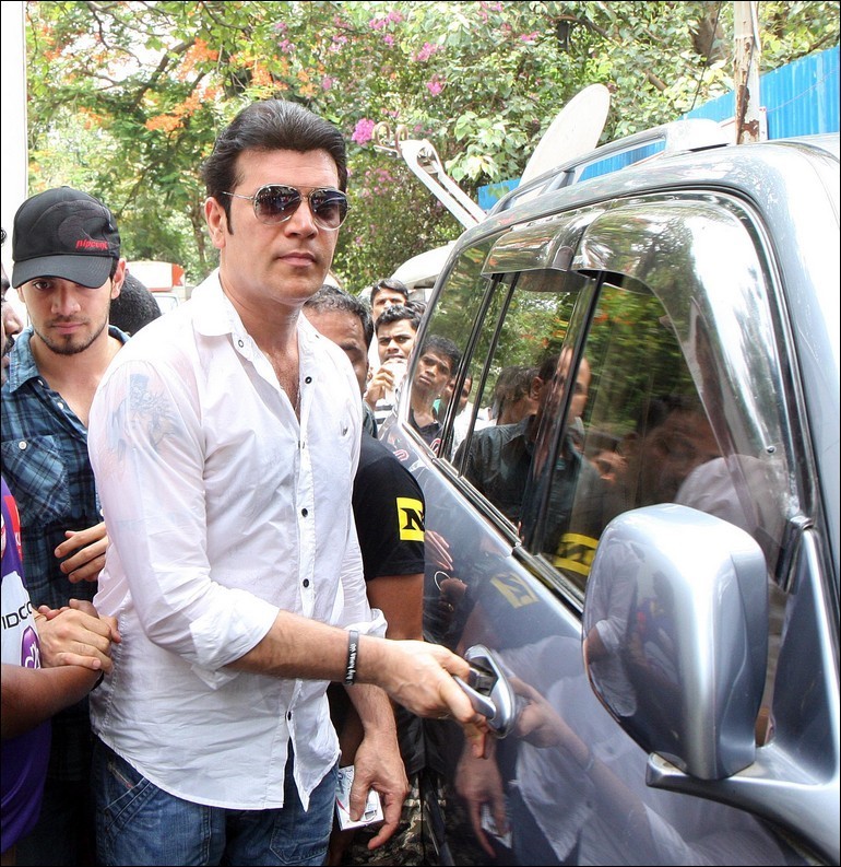 Bolly Celebs at Jiah Khan Funeral - 15 / 29 photos