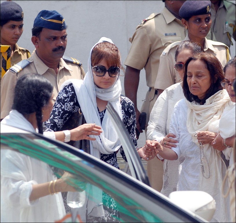 Bolly Celebs at Jiah Khan Funeral - 17 / 29 photos