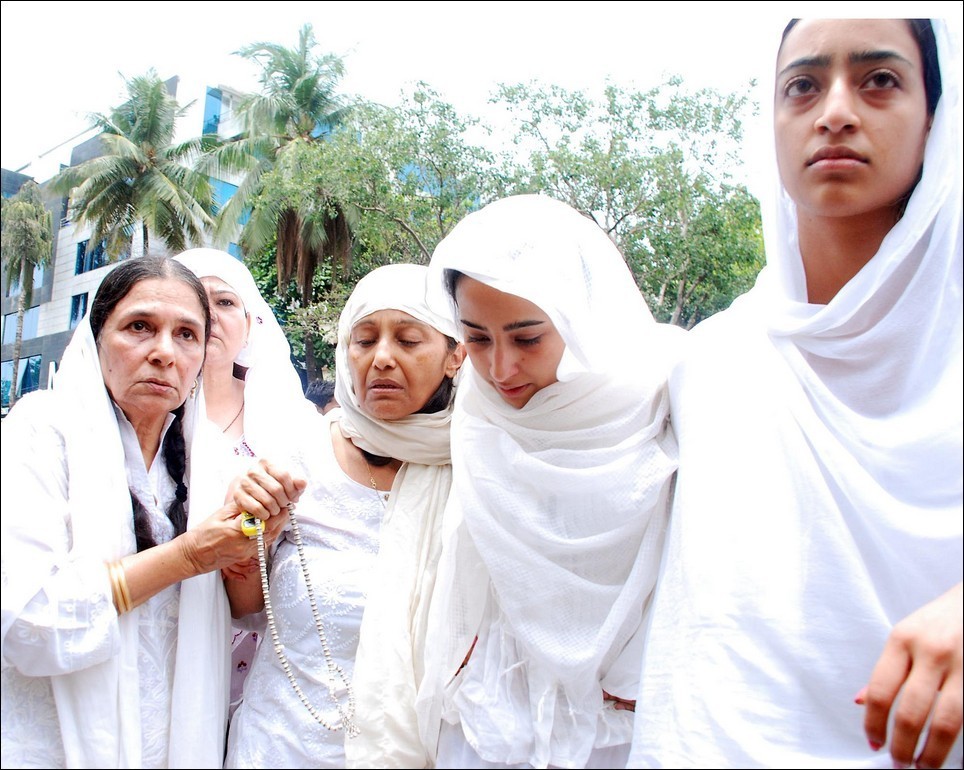 Bolly Celebs at Jiah Khan Funeral - 24 / 29 photos