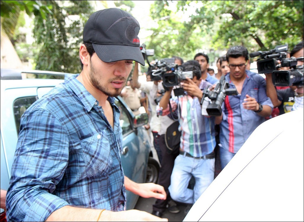 Bolly Celebs at Jiah Khan Funeral - 26 / 29 photos