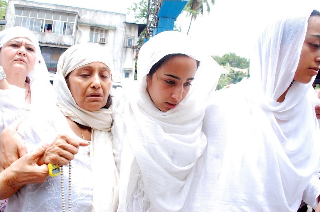 Bolly Celebs at Jiah Khan Funeral - 27 / 29 photos
