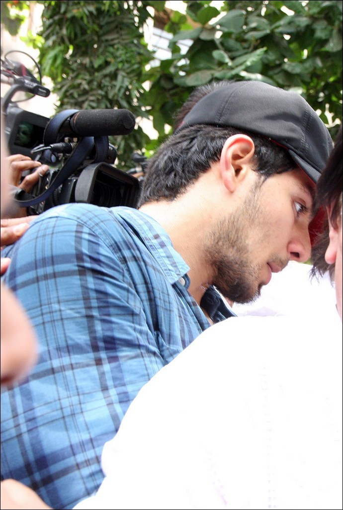 Bolly Celebs at Jiah Khan Funeral - 29 / 29 photos