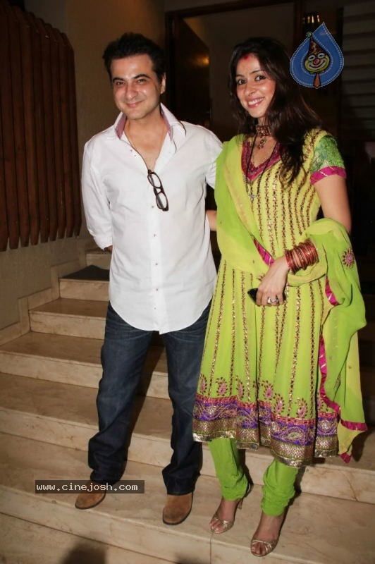 Bolly Celebs at Karva Chauth Party - 22 / 35 photos