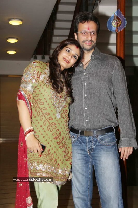 Bolly Celebs at Karva Chauth Party - 25 / 35 photos