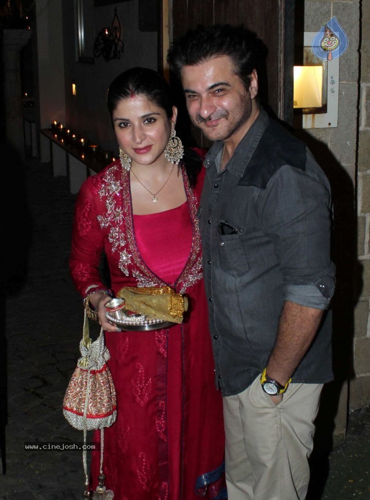 Bolly Celebs at Karva Chauth Party - 20 / 31 photos