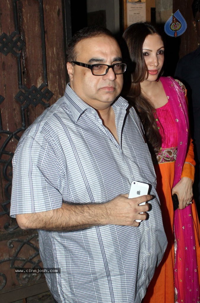Bolly Celebs at Karva Chauth Party - 27 / 31 photos