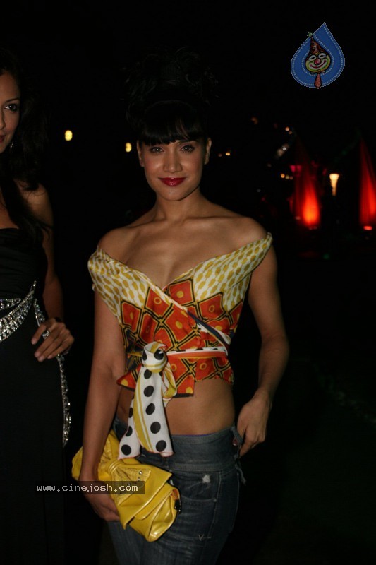 Bolly Celebs at Kelvinator GR8 Women Awards 2010 - 27 / 67 photos