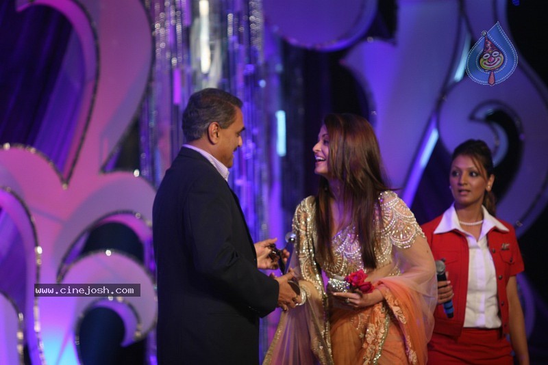 Bolly Celebs at Kelvinator GR8 Women Awards 2010 - 43 / 67 photos
