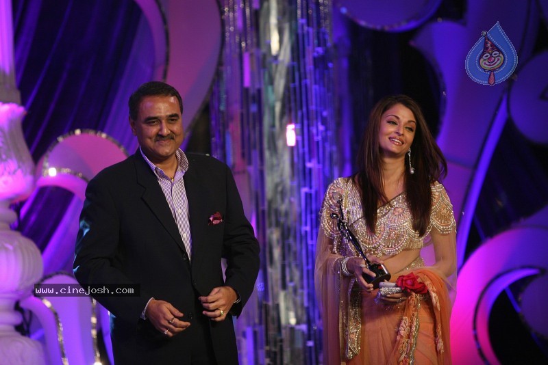 Bolly Celebs at Kelvinator GR8 Women Awards 2010 - 67 / 67 photos