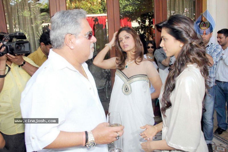 Bolly Celebs at Kingfisher Calendar 2011 Launch - 17 / 57 photos