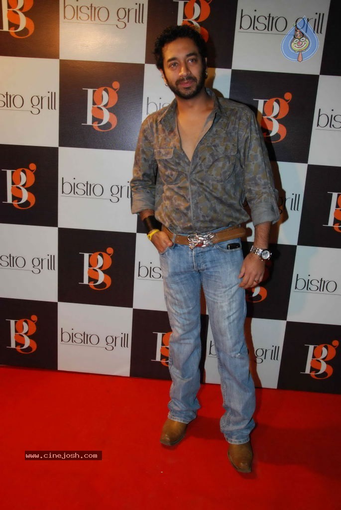 Bolly Celebs at Kiran Bawa Lohri Party - 32 / 64 photos