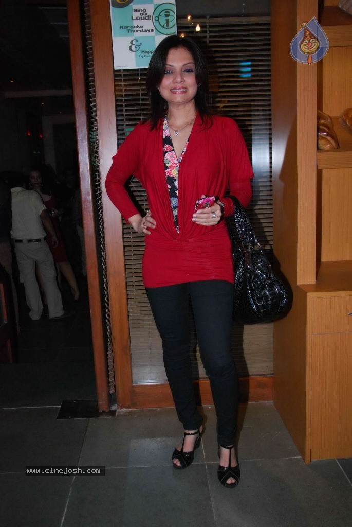 Bolly Celebs at Kiran Bawa Lohri Party - 44 / 64 photos