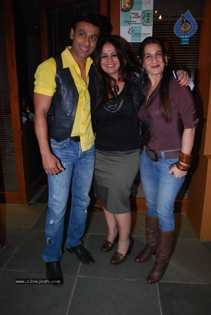 Bolly Celebs at Kiran Bawa Lohri Party - 51 / 64 photos