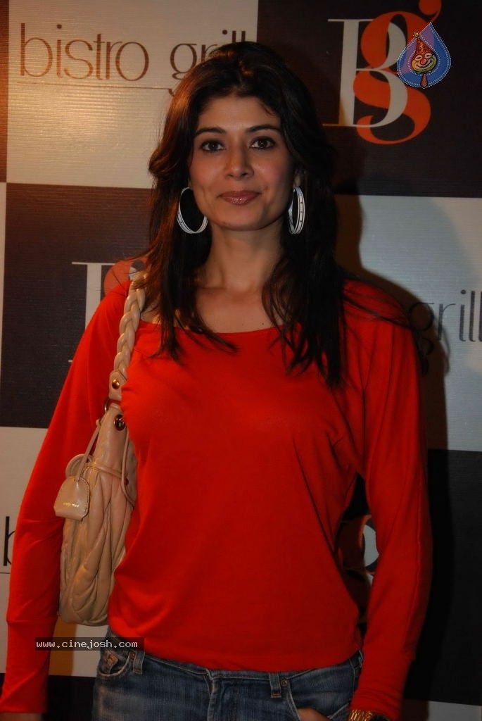 Bolly Celebs at Kiran Bawa Lohri Party - 54 / 64 photos