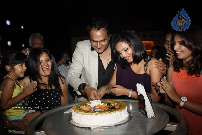 Bolly Celebs at Kunwar Aziz Birthday Bash - 30 / 34 photos