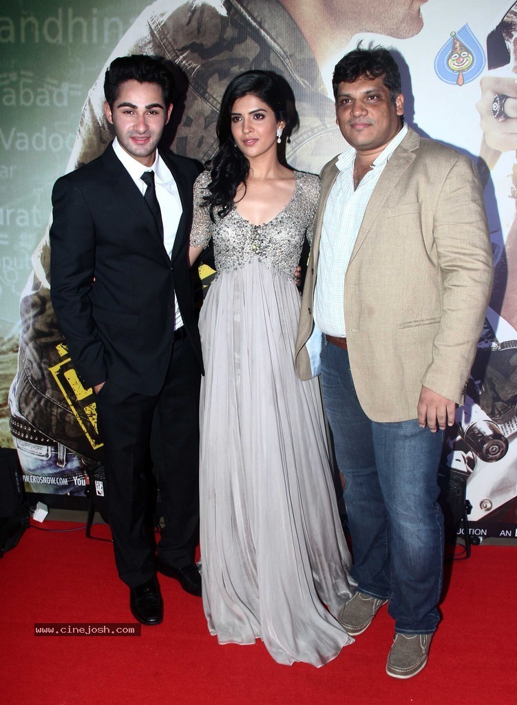 Top Bolly Celebs at Lekar Hum Deewana Dil Premiere - 27 / 50 photos