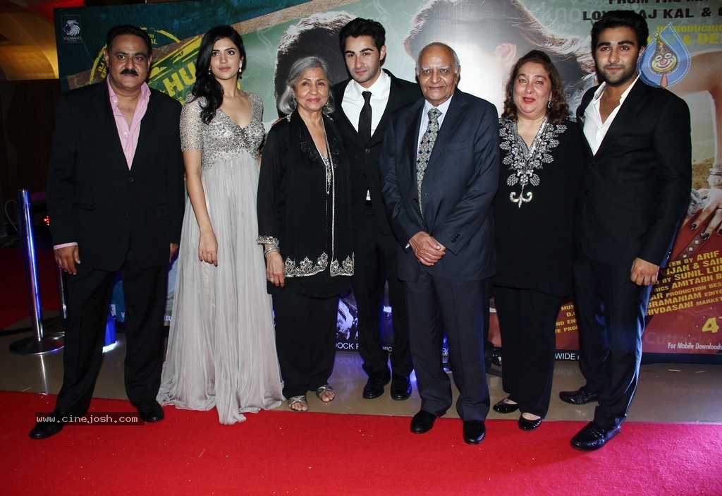 Top Bolly Celebs at Lekar Hum Deewana Dil Premiere - 32 / 50 photos