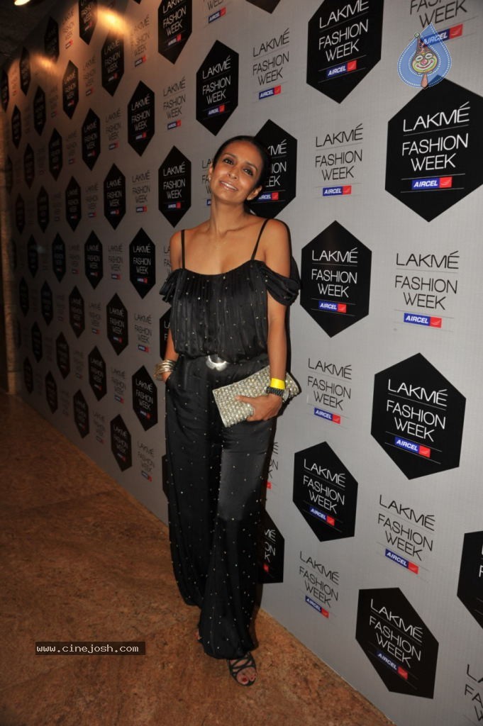 Bolly Celebs at LFW 2012 - 14 / 42 photos