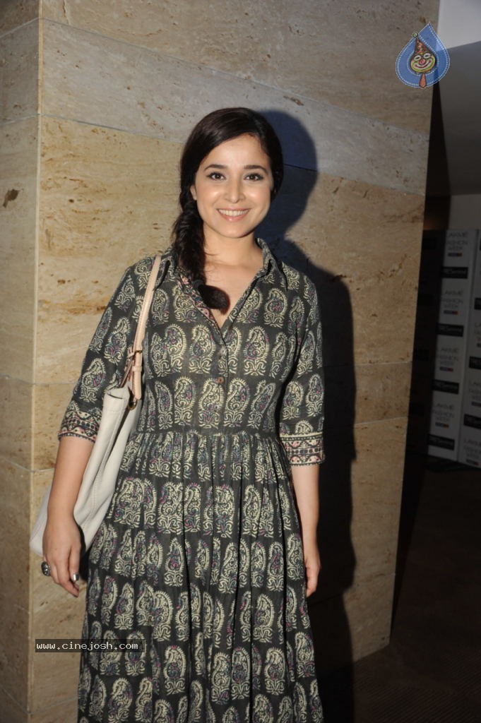 Bolly Celebs at LFW 2012 - 26 / 42 photos