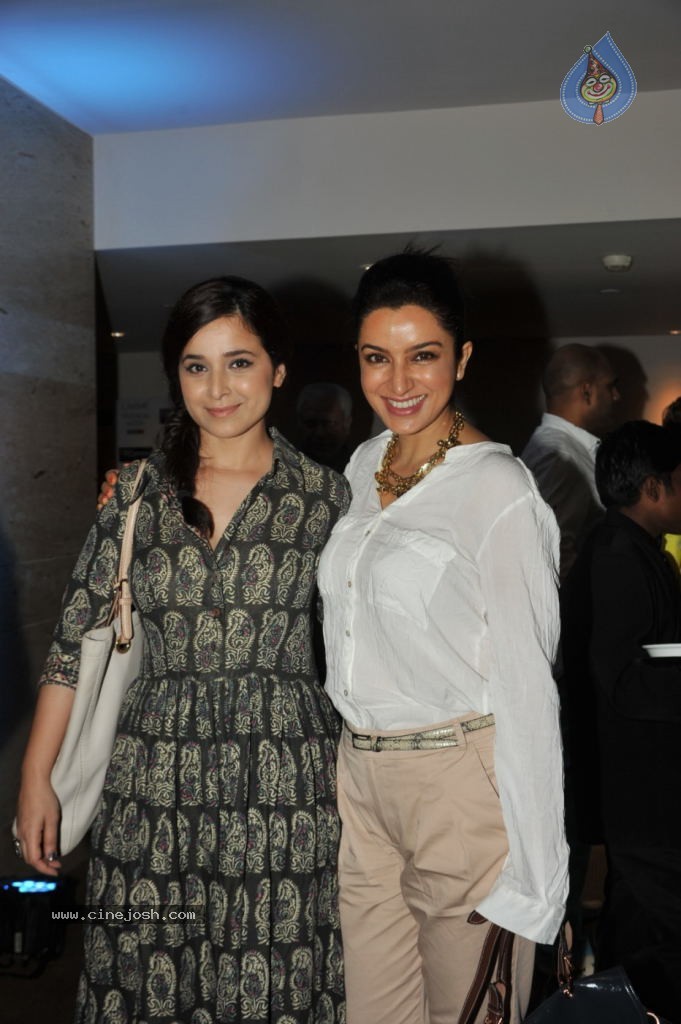 Bolly Celebs at LFW 2012 - 27 / 42 photos