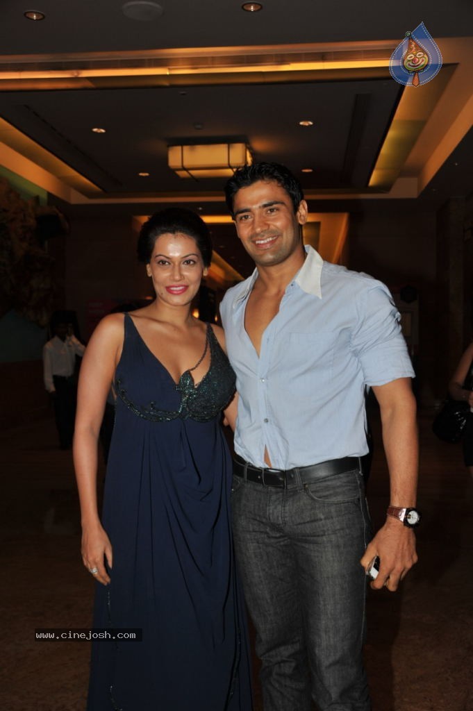 Bolly Celebs at LFW 2012 - 30 / 42 photos