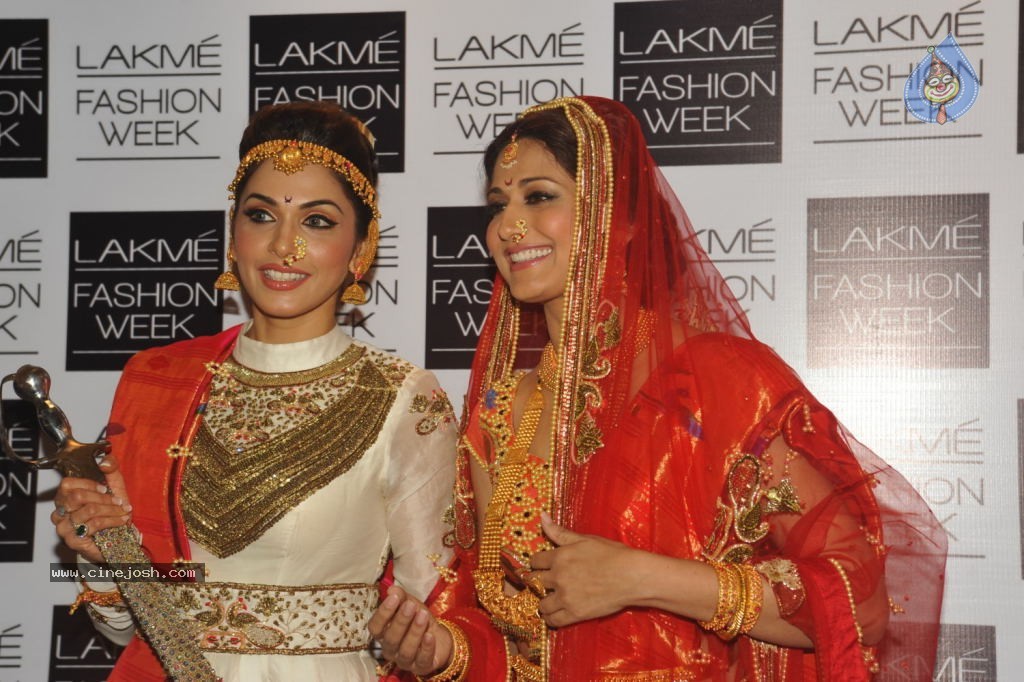 Bolly Celebs at LFW 2013 Winter Festive - 01 - 32 / 111 photos