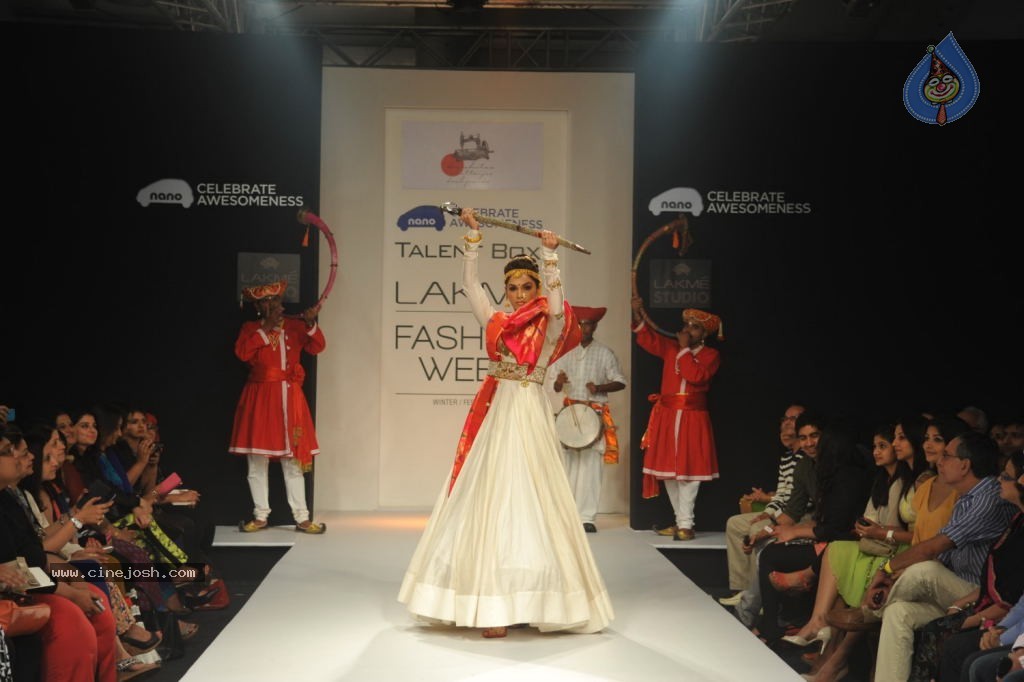 Bolly Celebs at LFW 2013 Winter Festive - 01 - 39 / 111 photos