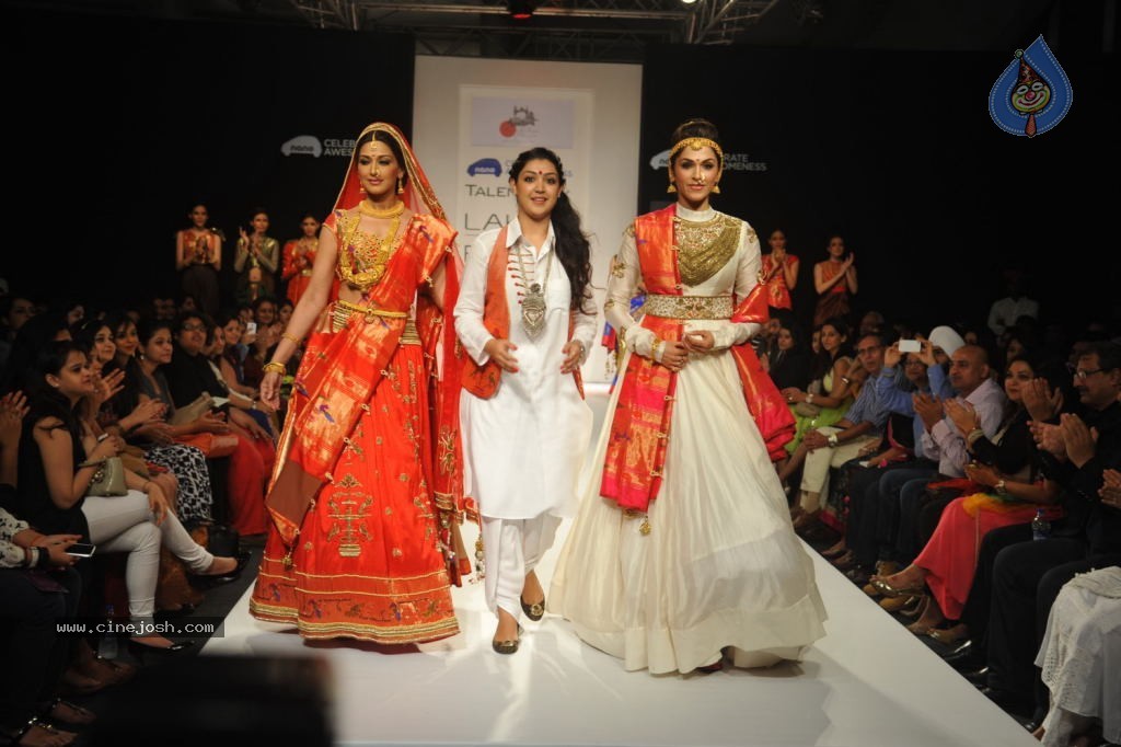 Bolly Celebs at LFW 2013 Winter Festive - 01 - 42 / 111 photos