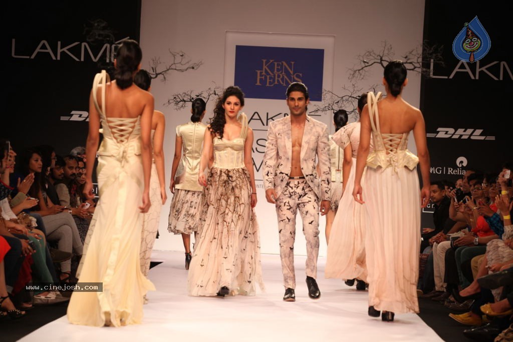 Bolly Celebs at LFW 2013 Winter Festive - 02 - 18 / 100 photos