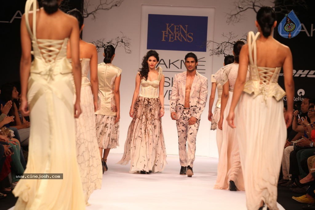 Bolly Celebs at LFW 2013 Winter Festive - 02 - 25 / 100 photos
