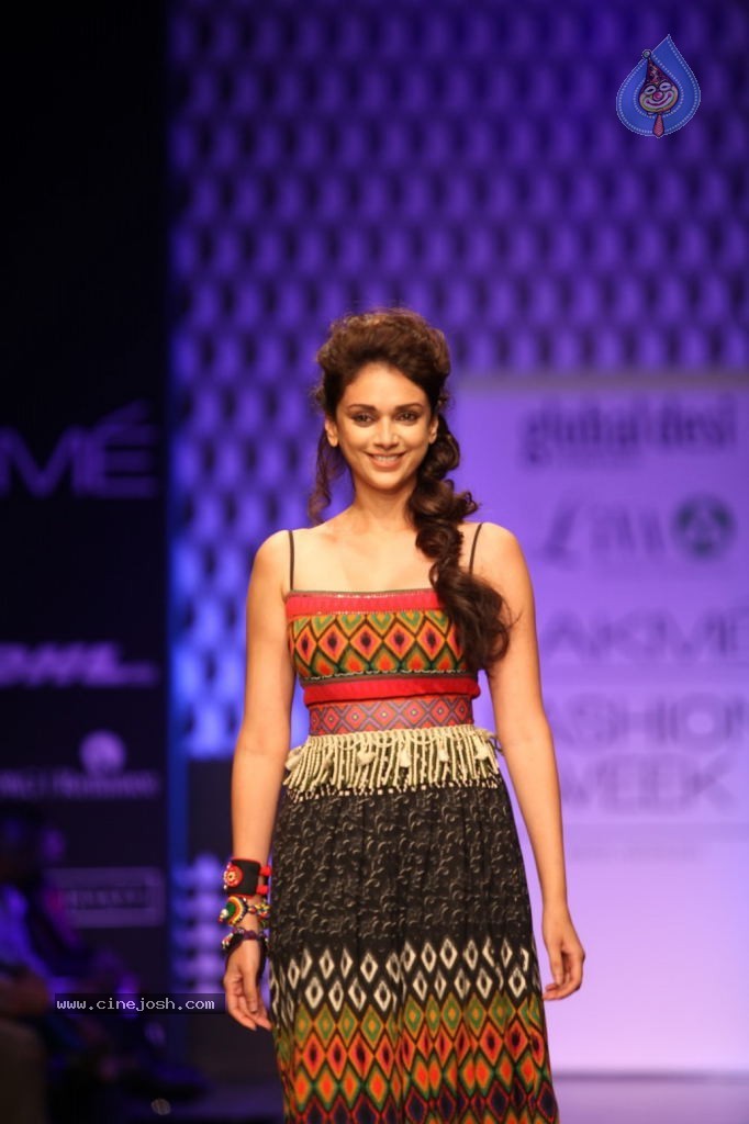 Bolly Celebs at LFW 2013 Winter Festive - 02 - 32 / 100 photos