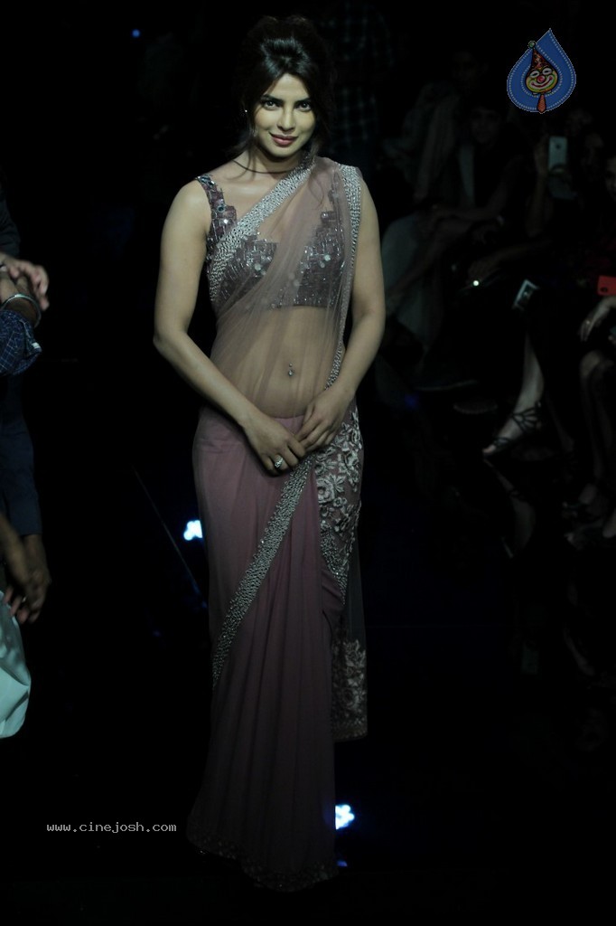 Bolly Celebs at LFW Winter Festive 2014 Grand Finale - 57 / 67 photos