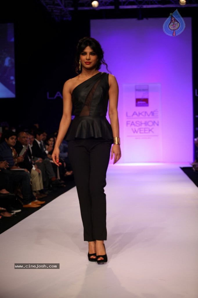Bolly Celebs at LFW Winter Festive Grand Finale - 11 / 109 photos