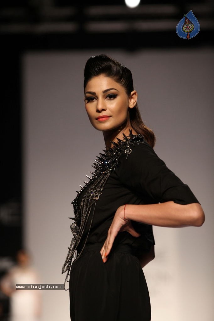 Bolly Celebs at LFW Winter Festive Grand Finale - 16 / 109 photos