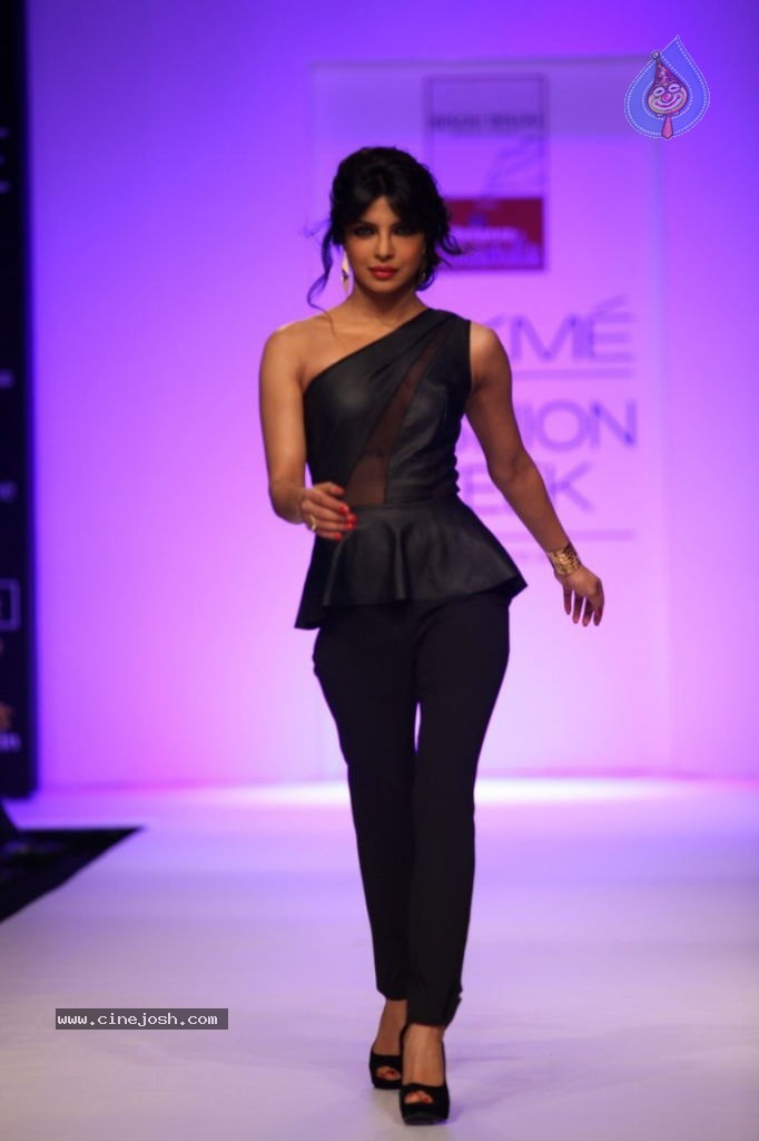 Bolly Celebs at LFW Winter Festive Grand Finale - 21 / 109 photos