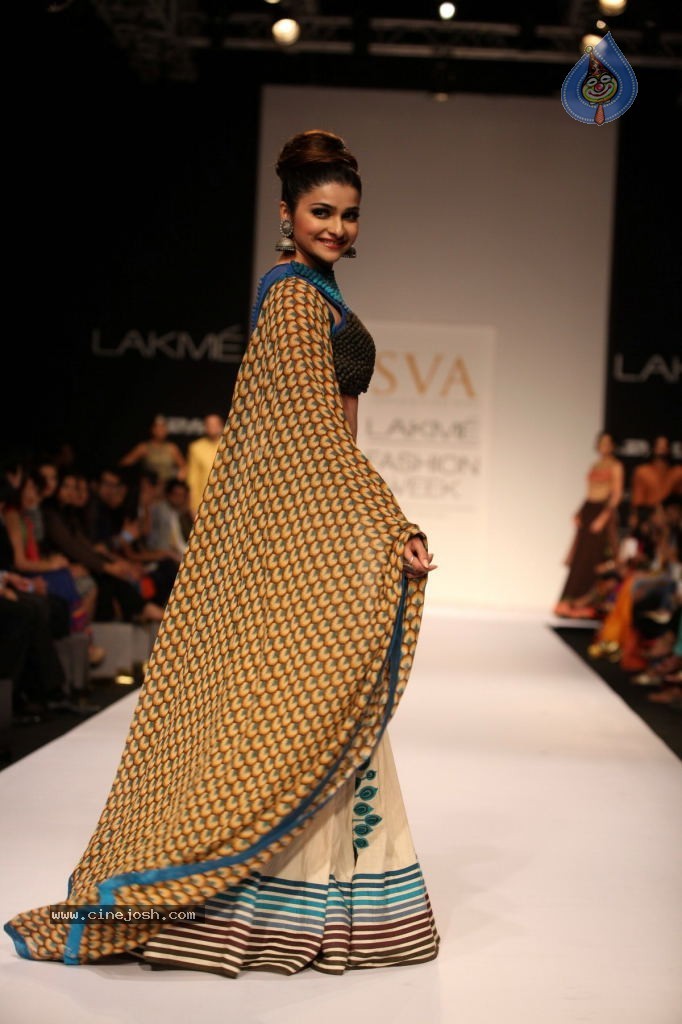 Bolly Celebs at LFW Winter Festive Grand Finale - 45 / 109 photos