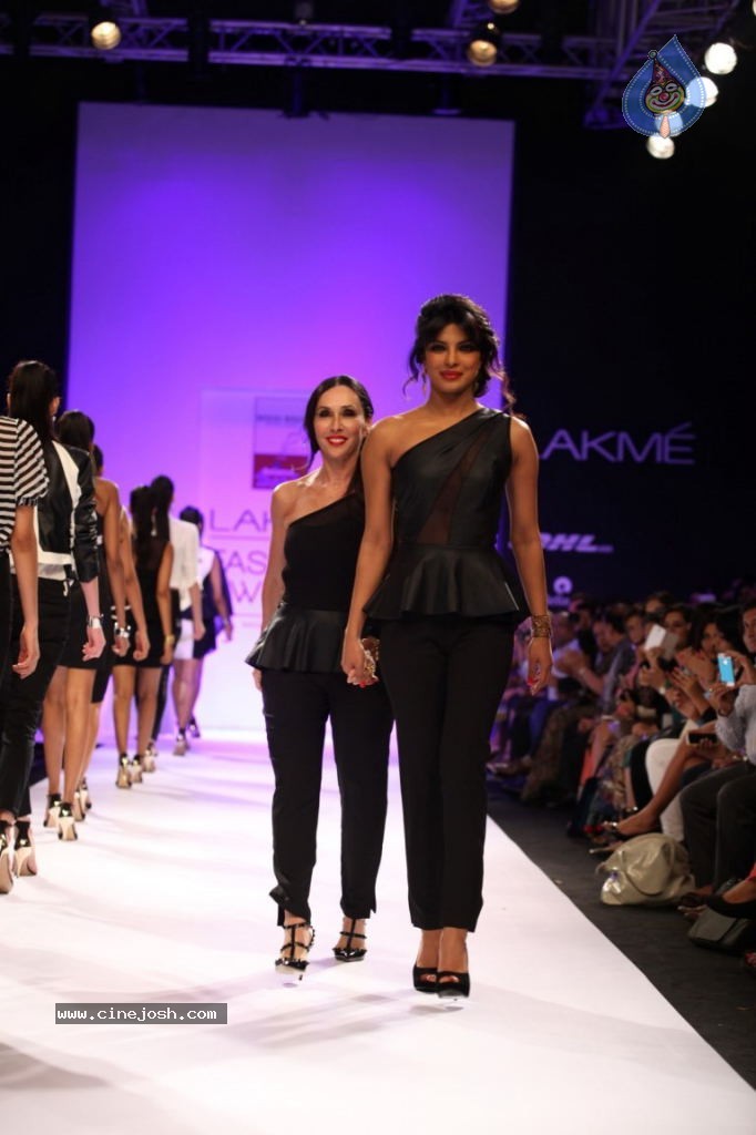 Bolly Celebs at LFW Winter Festive Grand Finale - 50 / 109 photos