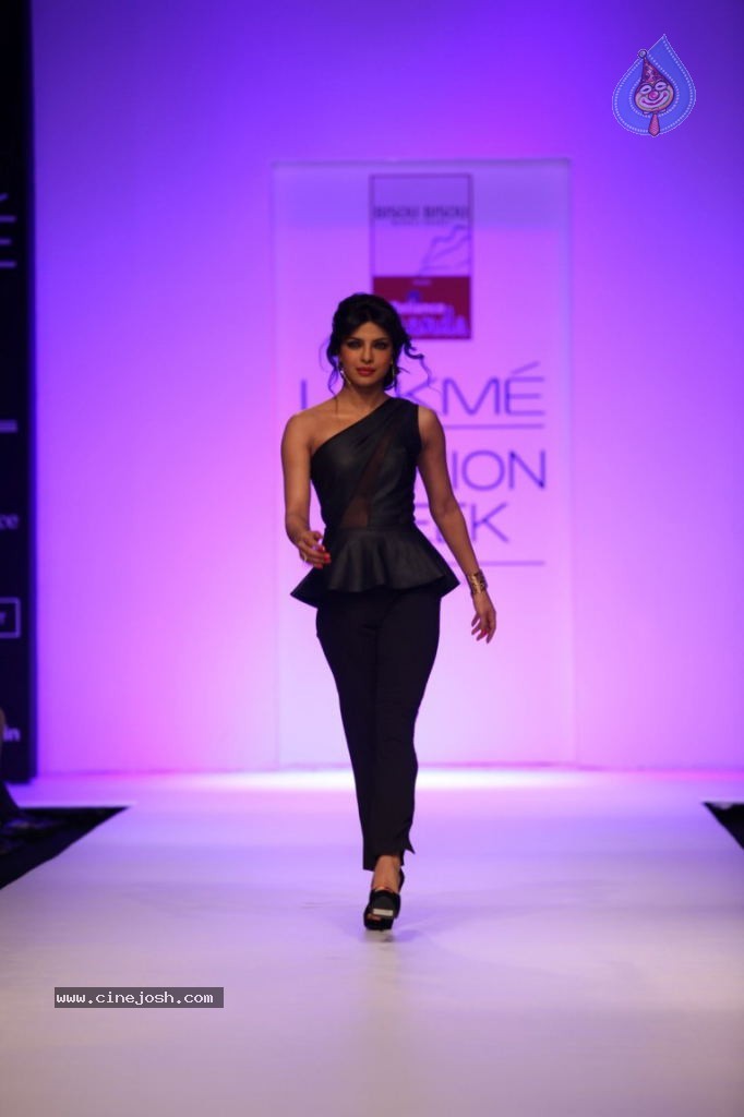 Bolly Celebs at LFW Winter Festive Grand Finale - 67 / 109 photos