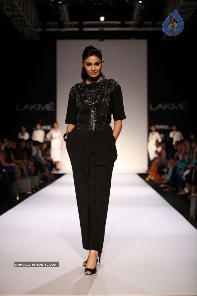 Bolly Celebs at LFW Winter Festive Grand Finale - 74 / 109 photos