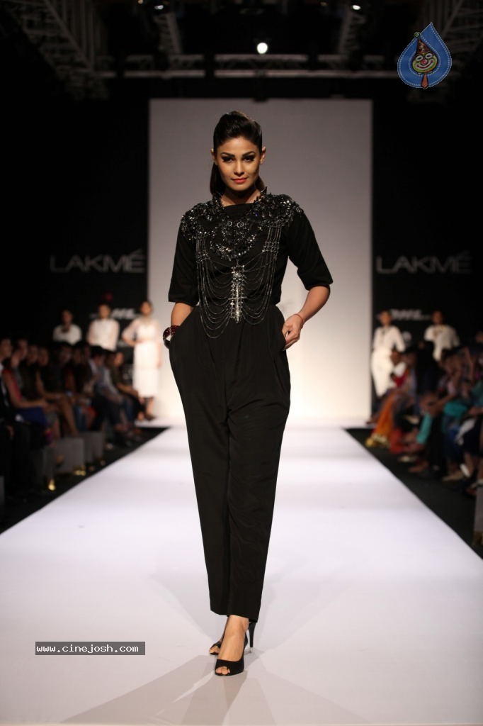Bolly Celebs at LFW Winter Festive Grand Finale - 78 / 109 photos