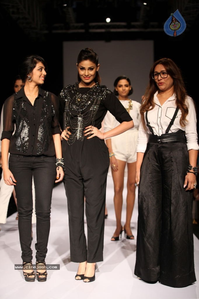 Bolly Celebs at LFW Winter Festive Grand Finale - 79 / 109 photos
