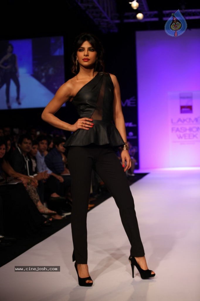 Bolly Celebs at LFW Winter Festive Grand Finale - 81 / 109 photos