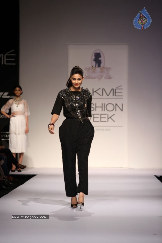 Bolly Celebs at LFW Winter Festive Grand Finale - 94 / 109 photos