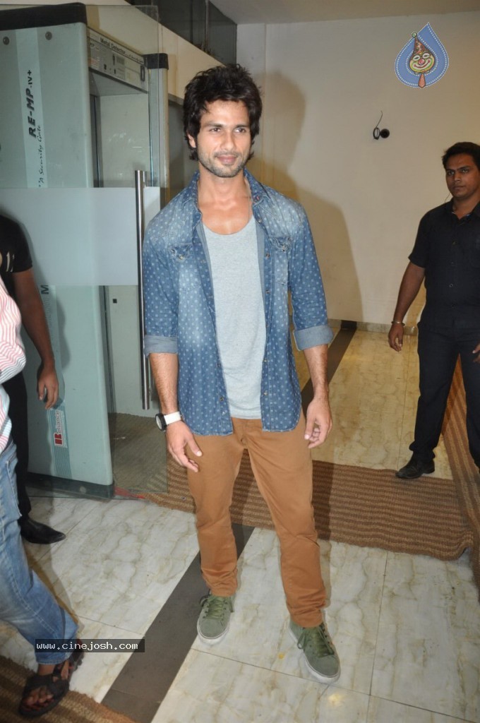 Bolly Celebs at Lootera Success Bash - 27 / 92 photos