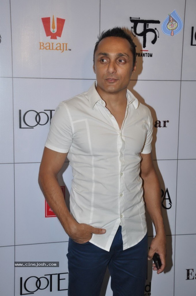 Bolly Celebs at Lootera Success Bash - 43 / 92 photos