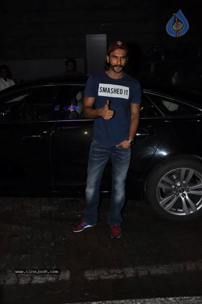 Bolly Celebs at Lootera Success Bash - 53 / 92 photos